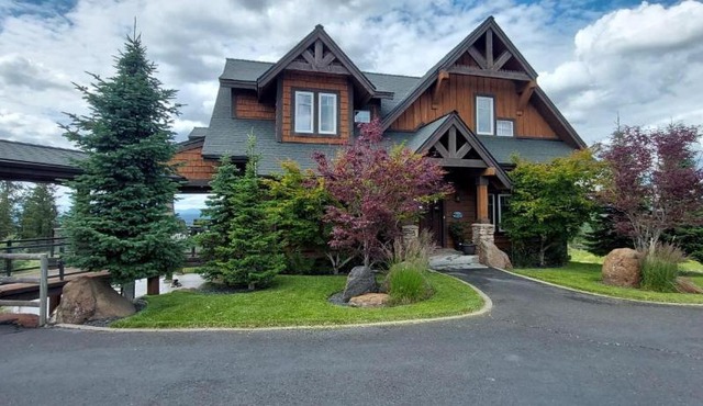 The Grand Getaway at Green Bluff in Colbert