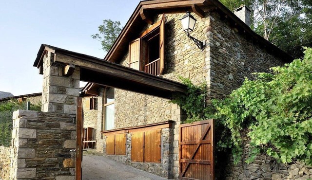 The Queixans Cabin with a Fireplace