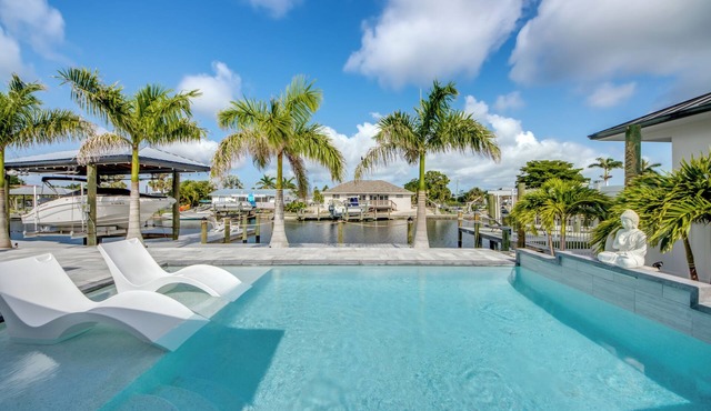 Palm Paradise of Matlacha - Outstanding 3 BR waterfront pool home/dock/kayaks/fishing poles in Matlacha Isles-Matlacha Shores