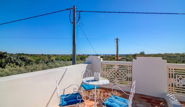 Vacation Home 'Villa Oliva AL - T2' with Mountain Views, Terrace, Pool, Wi-Fi & A/C in Moncarapacho