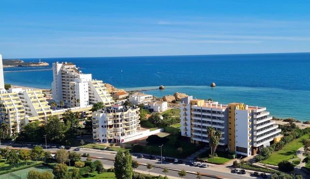 Vacation in the Algarve: great view of the Atlantic Ocean, 5 minutes to the beach.