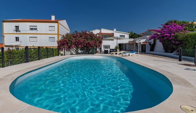 Verivitor Villa – Tennis court, saltwater pool, garden, and BBQ.