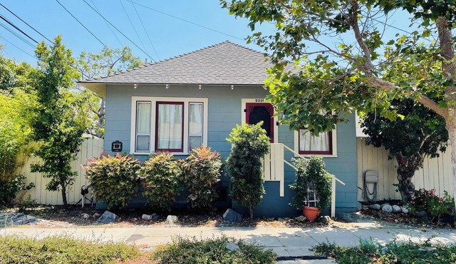 Victorian Bungalow: 2 bd + parking + private garden in Long Beach