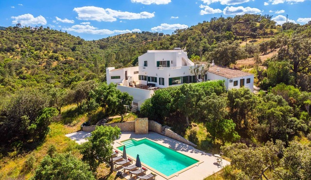 Villa Eiras Altas by Portucasa