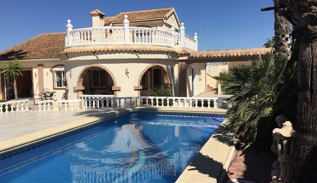 Villa 7 people with private pool and beautifully kept garden in Santa Pola