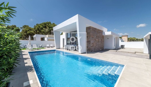 Villa Coral, chic coastal design, saltwater pool - by OYOOSTAYS in Torrevieja