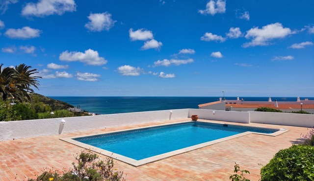 Villa dame de Salema with magnificent ocean view and heated pool