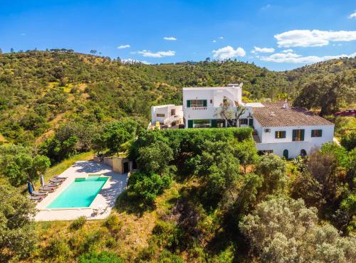 Villa Eiras Altas Grande by Portucasa