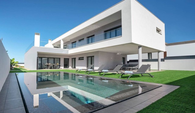 Villa Emma - Luxury 5 bedroom villa in Alvor with private Pool and Jacuzzi in Alvor