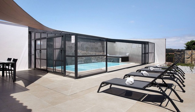 'Villa ‘Flor’ with Heated Pool, Whirlpool, Wi-Fi and Air Conditioning