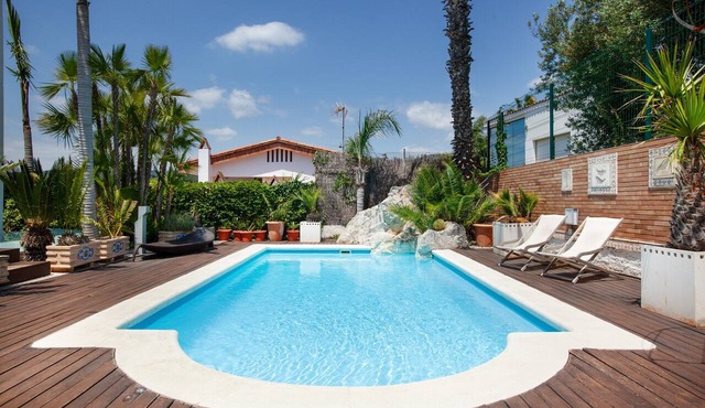 Villa 'Las Palmeras' for Families Only with Private Pool, Wi-Fi, and Air Conditioning in Canet de Mar