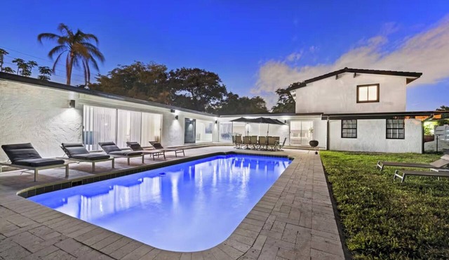 Villa Ravena, Private 8BR Paradise with Heated Pool in Hollywood