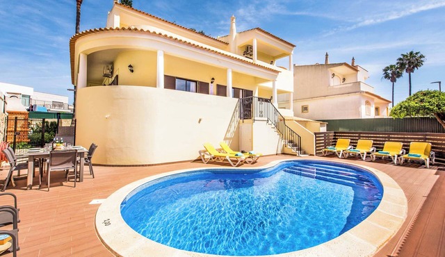 Villa Simoes - Four Bedroom Villa, Sleeps 8