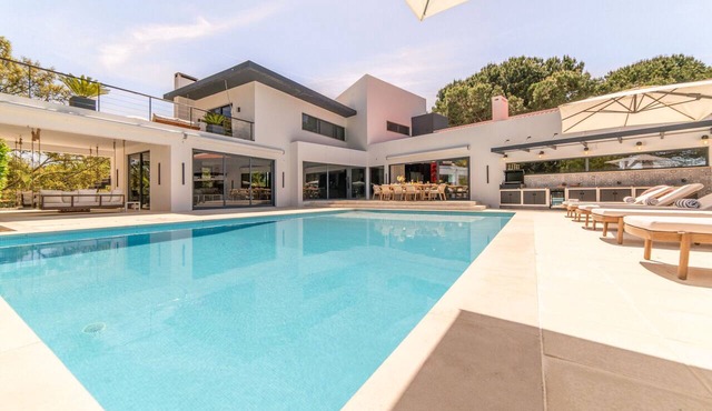 Villa Solare - Holiday villa for 12 with pool & barbecue in golf resort near Lisbon