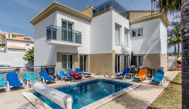 Villa Vilas Boas, 10 minute walk from the Fisherman's beach and 5 from strip