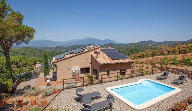 Villa 'Vora Cel' with Mountain View, Private Pool and Wi-Fi in Collsacreu