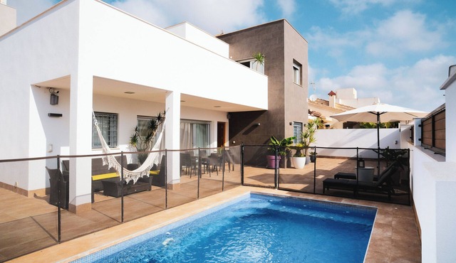VILLA WITH PRIVATE POOL in Pilar de la Horadada