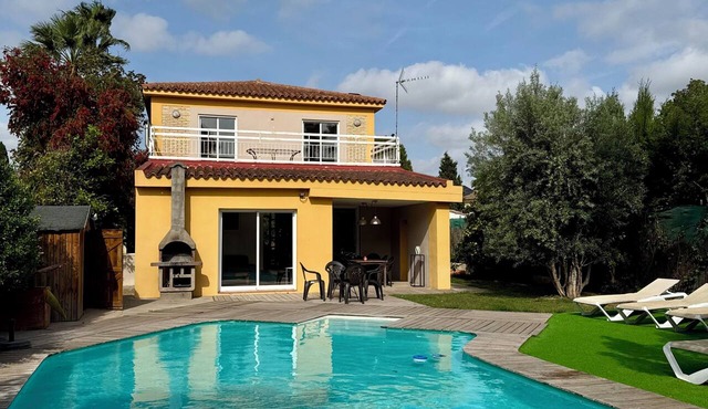 Villa with a Pool, 15 Minutes from Valencia in VC