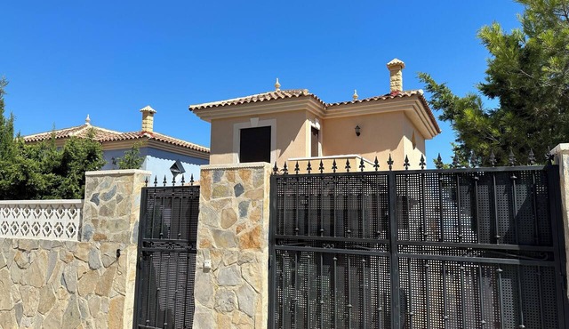 Villa with pool at the foot of Mount Ponoig