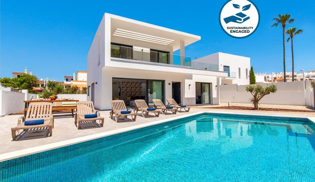 Villa with heatable pool near the Marina