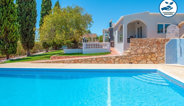 Villa with jacuzzi and BBQ in Lagoa