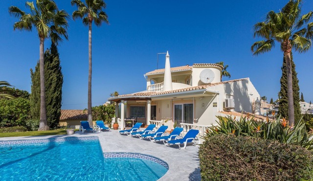 Villa with sea views in a wonderful garden