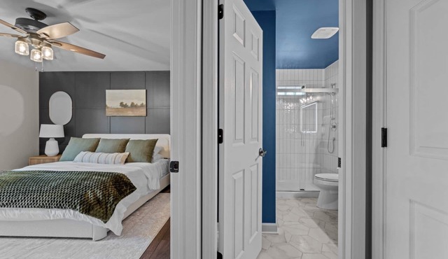 Walk to downtown St. Charles: Hot Tub, 4K TV Surround Sound, Espresso, Fire pit! in St. Charles