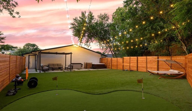 Walk to Zilker! King Bed, Putting Green, Hot Tub! in Austin