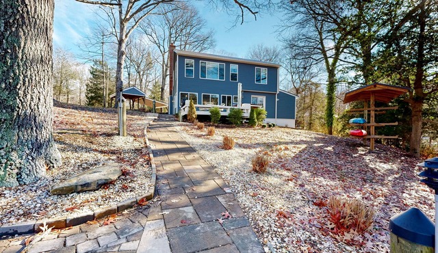 Waterfront home on Mill Creek with hot tub, dock, kayaks & gorgeous view in Lusby