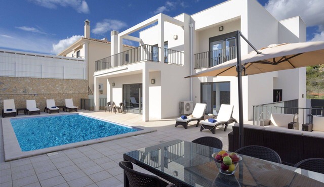 Wonderful private villa for 8 people with private pool, WIFI, A/C, TV, terrace and panoramic view