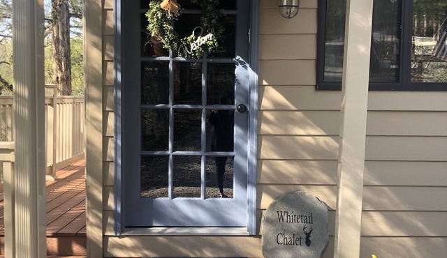 Year-round Lakeside Chalet – Beautifully Renovated & Conveniently Located in Innsbrook