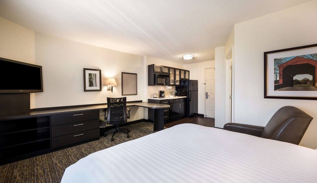 Your Silicon Valley Home Base! Winchester Mystery House - 3.7 miles away! in Santa Clara