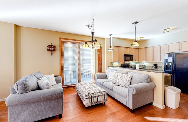 Convenient mountain getaway with views & on-site golf - near skiing in Mammoth Lakes