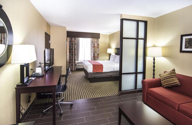 Holiday Inn Express Suites Elkton University Ihg Hotel 