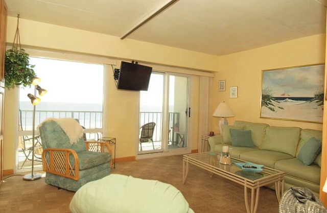 OCEAN FRONT CONDO. ENJOY YOUR MORNING COFFEE SITTING ON YOUR PRIVATE BALCONY WATCHING THE SUNRISE. in Rehoboth Beach