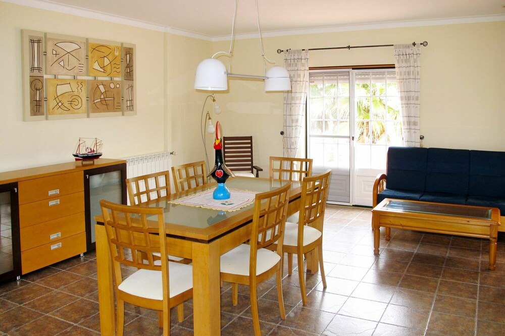 Torres Vedras House | Stunning private villa for 8 people with WIFI, private pool, TV, terrace, pets allowed and parking