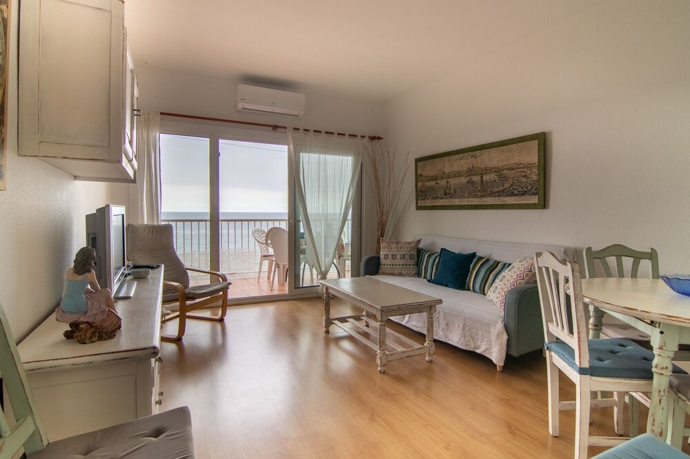 Pineda de Mar Apartment | Nice apartment with SUPERB VIEWS over the sea (parking included)!