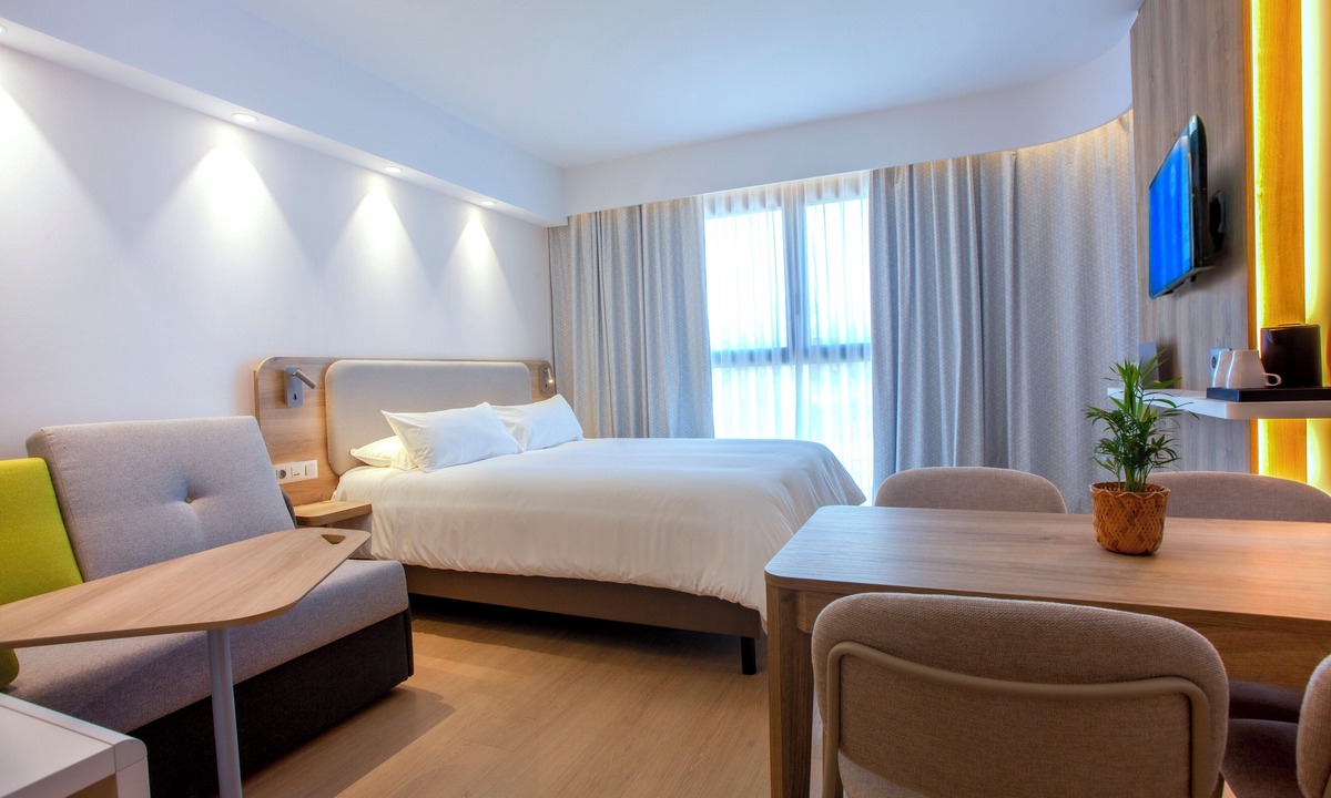 Sabadell Hotel | Holiday Inn Express & Suites Barcelona Sabadell by IHG