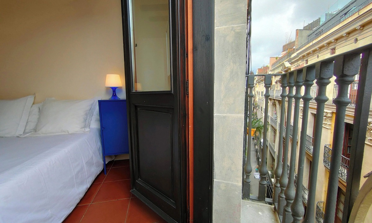 Gothic Quarter Apartment | RL Spacious 2-Bed Apt on La Rambla. Wifi &Central