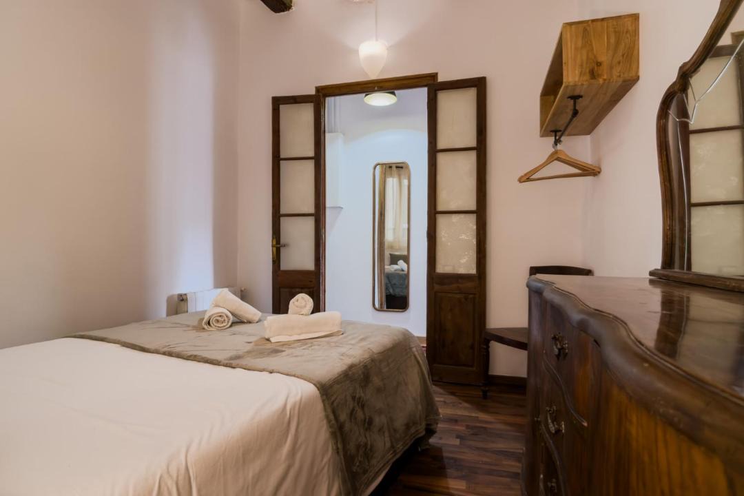 El Poble-sec Apartment | Magalhaes · Trad flat in Poble Sec, near ramblas