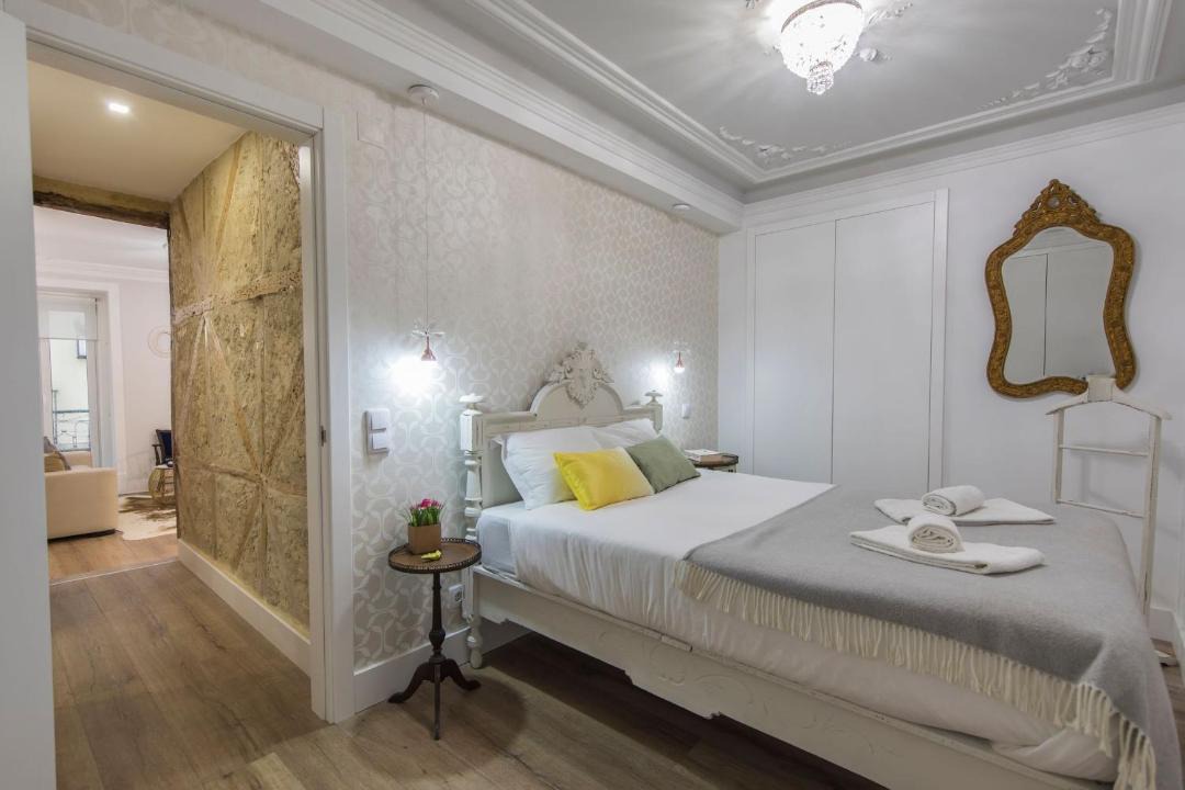 Sacramento Apartment | LovelyStay - Vintage Flat Near Santa Justa Elevator!