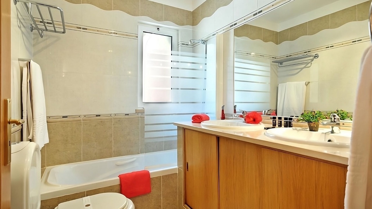 Photo of Bathroom in Meia Praia