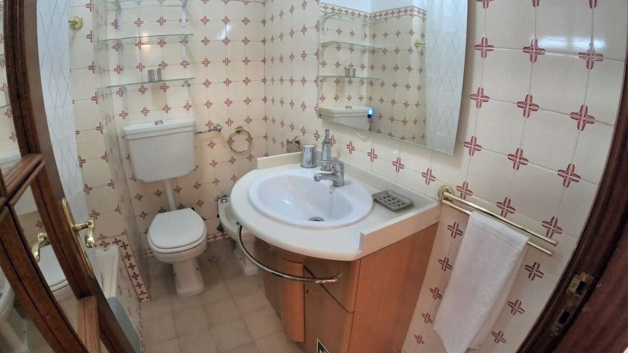 Photo of Bathroom in Linda-a-Velha