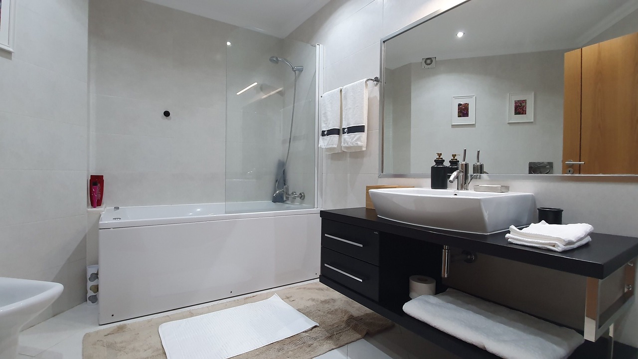 Photo of Bathroom in Linda-a-Velha