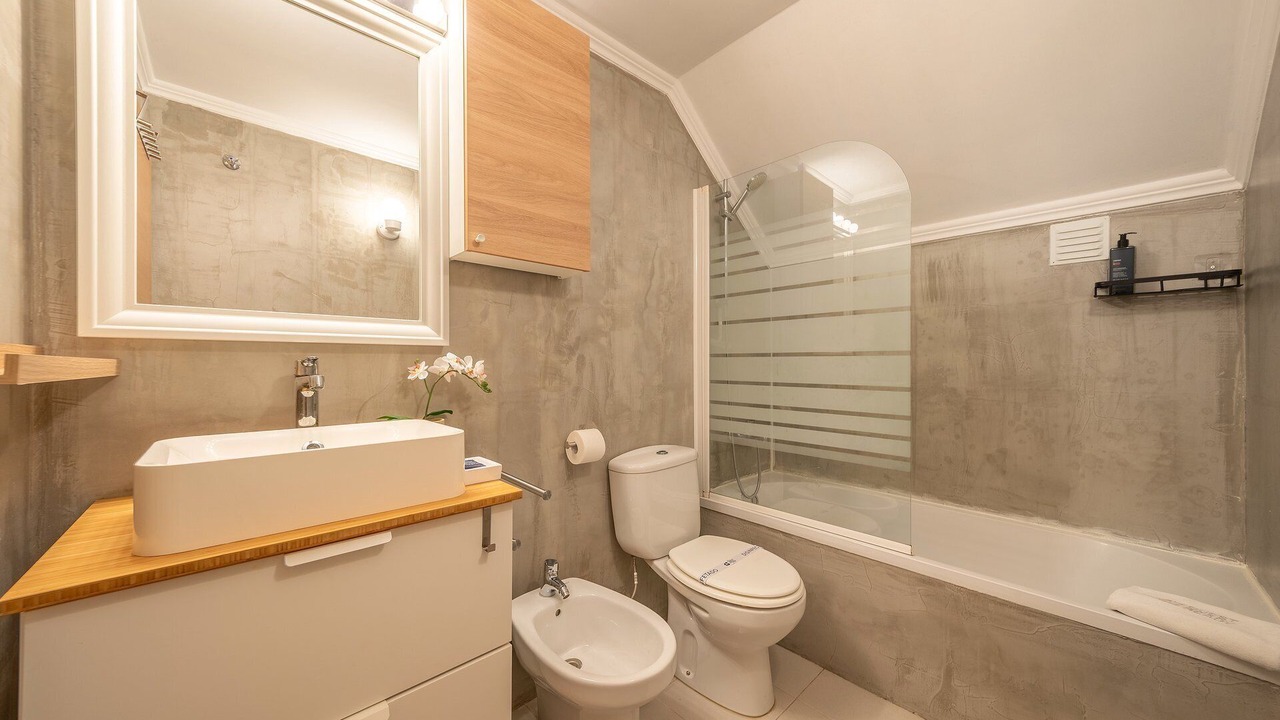 Photo of Bathroom in Linda-a-Velha