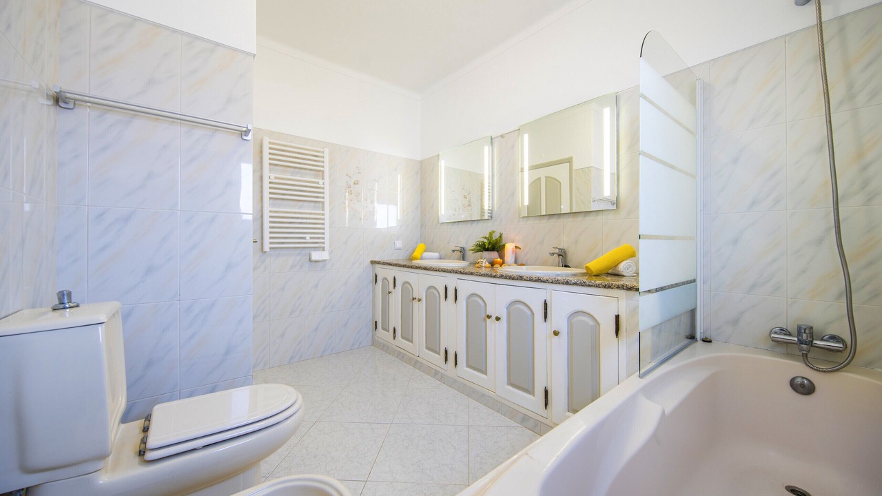 Photo of Bathroom in Lagoa e Carvoeiro