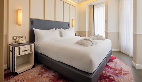 Suite, 1 King Bed, Corner (City)