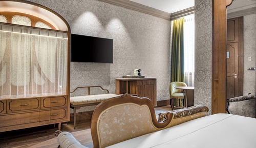 Deluxe Room, 1 King Bed, Courtyard View