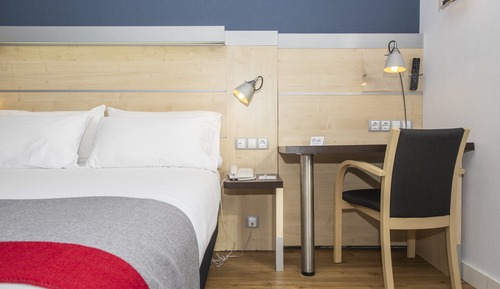 Standard Room, 1 Queen Bed (Free Breakfast)