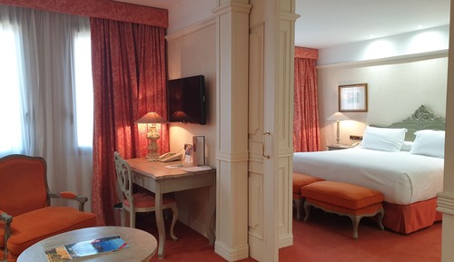 Junior Suite, 1 King Bed, Non Smoking (Living Room)